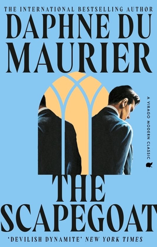 Boek "The Scapegoat" van Daphne Du Maurier, met twee mannen in pak voor een geel raam, op een blauwe achtergrond.