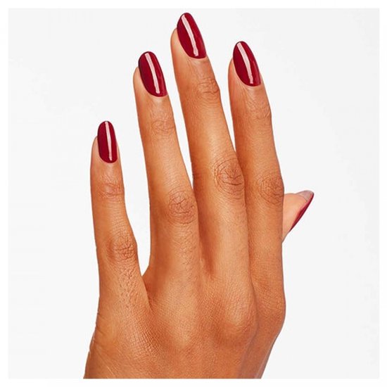 Hand met ovale nagels in dieprode kleur Malaga Wine.