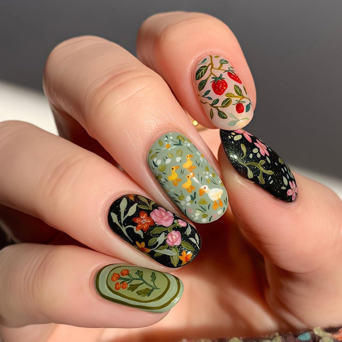 Press on nails korte amandelvorm - groene bloemen - glanzende acryl - perfecte manicure thuis - ShopVlot