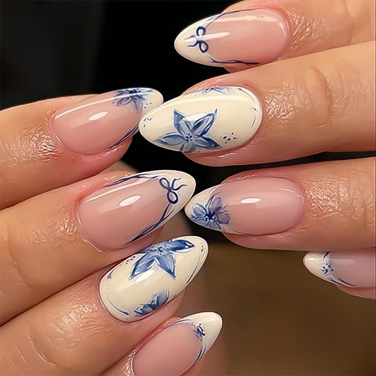 24 stuks blauwe en witte strik bloem press-on nagels, korte nepnagels met gelafwerking, herbruikbare plak-op nagels kit voor vrouwen, natuurlijk Frans tipje ontwerp