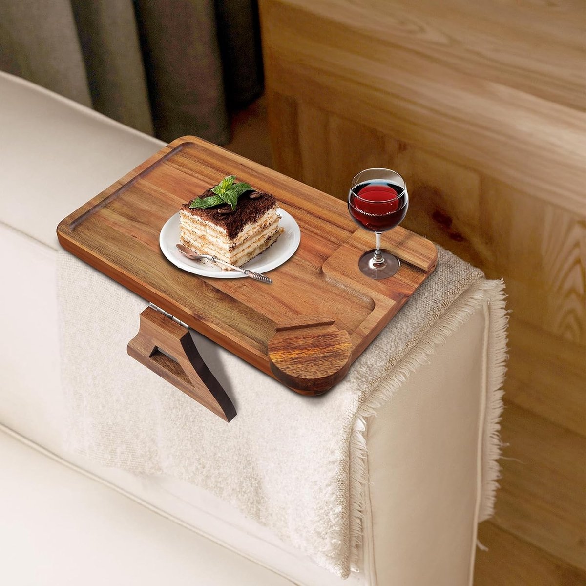Bank Arm Dienblad, Acacia Hout Clip On Sofa Armleuning Tafel met Wijnglas Houder, Opvouwbare Fauteuil Tray met 360 ° gedraaide telefoonhouder, Bankleuning tafel voor Snack Afstandsbediening — cadeau in Kookcadeaus - foto 3