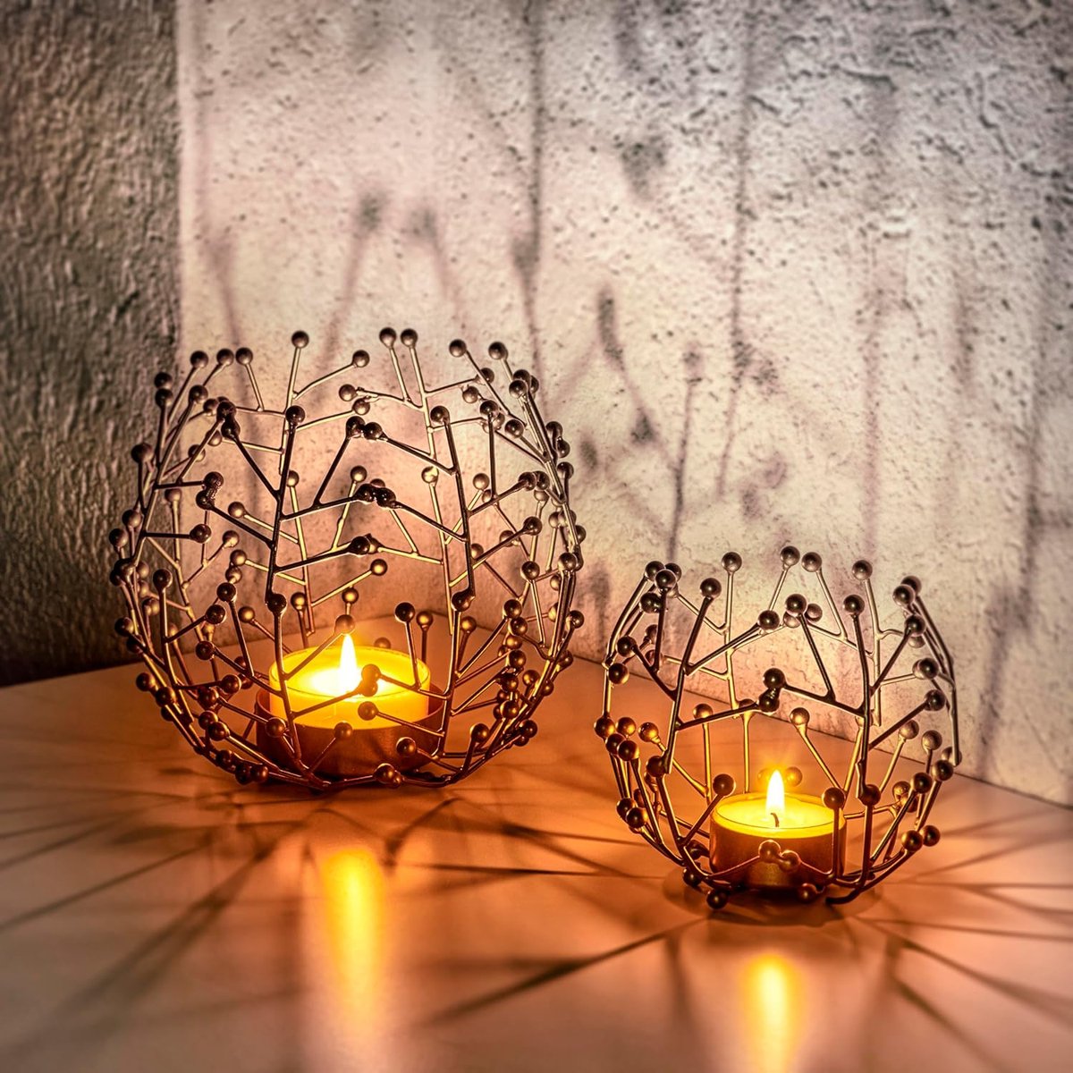 Theelichthouder metaal goudkleurig set van 2 - 9,5 en 14 cm hoog - ideale tafeldecoratie woonkamer en vensterbank decoratie modern - kaarsen decoratieset