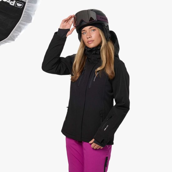 Zwarte ski-jas met capuchon, gedragen door een vrouw met paarse skibroek en helm.