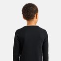Achteraanzicht van een kind in een zwart thermoshirt met raglanmouwen.