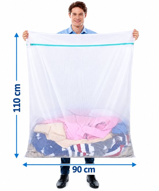 Un homme tient un grand sac à linge blanc de 90 sur 110 cm, rempli de vêtements.