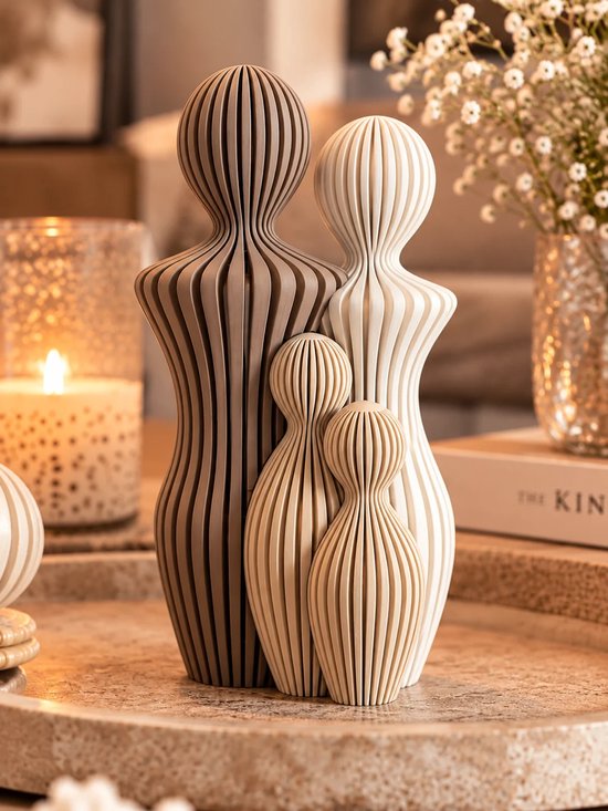 Gestileerd sculptuur van een gezin van vier personen in Japandi-stijl met verticale ribstructuren.
