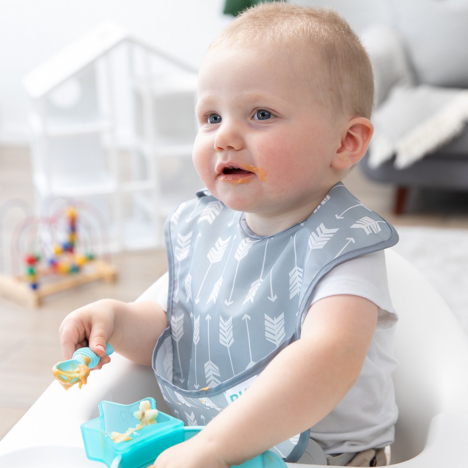 Bumkins SuperBib - Waterdichte Slab met Opvangbakje - Slabbetje voor Baby en Peuter - Eetslab en Knoeislab - Met Klittenband - Machinewasbaar - Baby Led Weaning BLW - Arrow Pijlen - Grijs Wit - 6-24 maanden