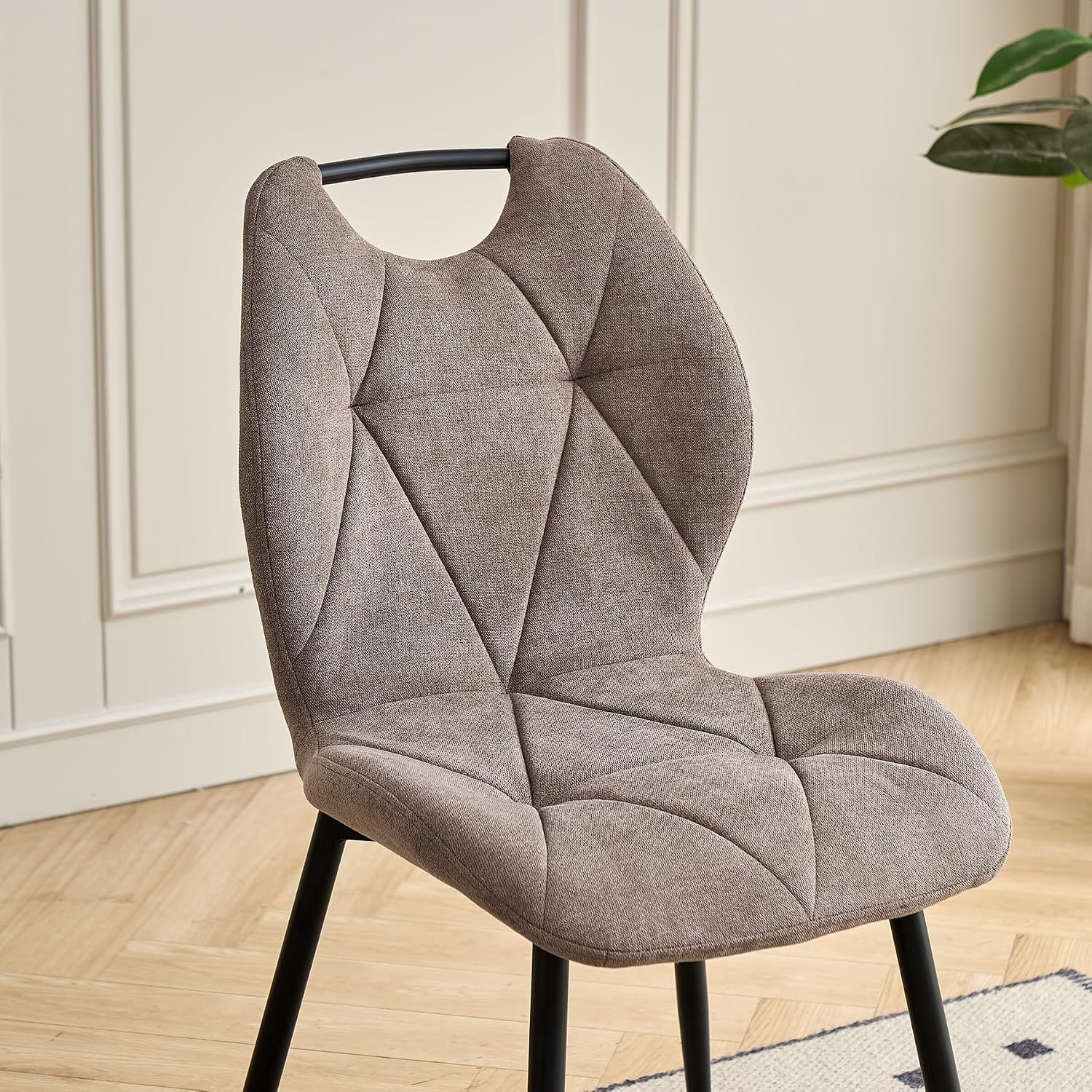 Moderne Eetkamerstoelen met Gestoffeerde Rugleuning – Set van 4, Bruin, Zachte Stoffen Zitting, Metalen Poten en Handgreep