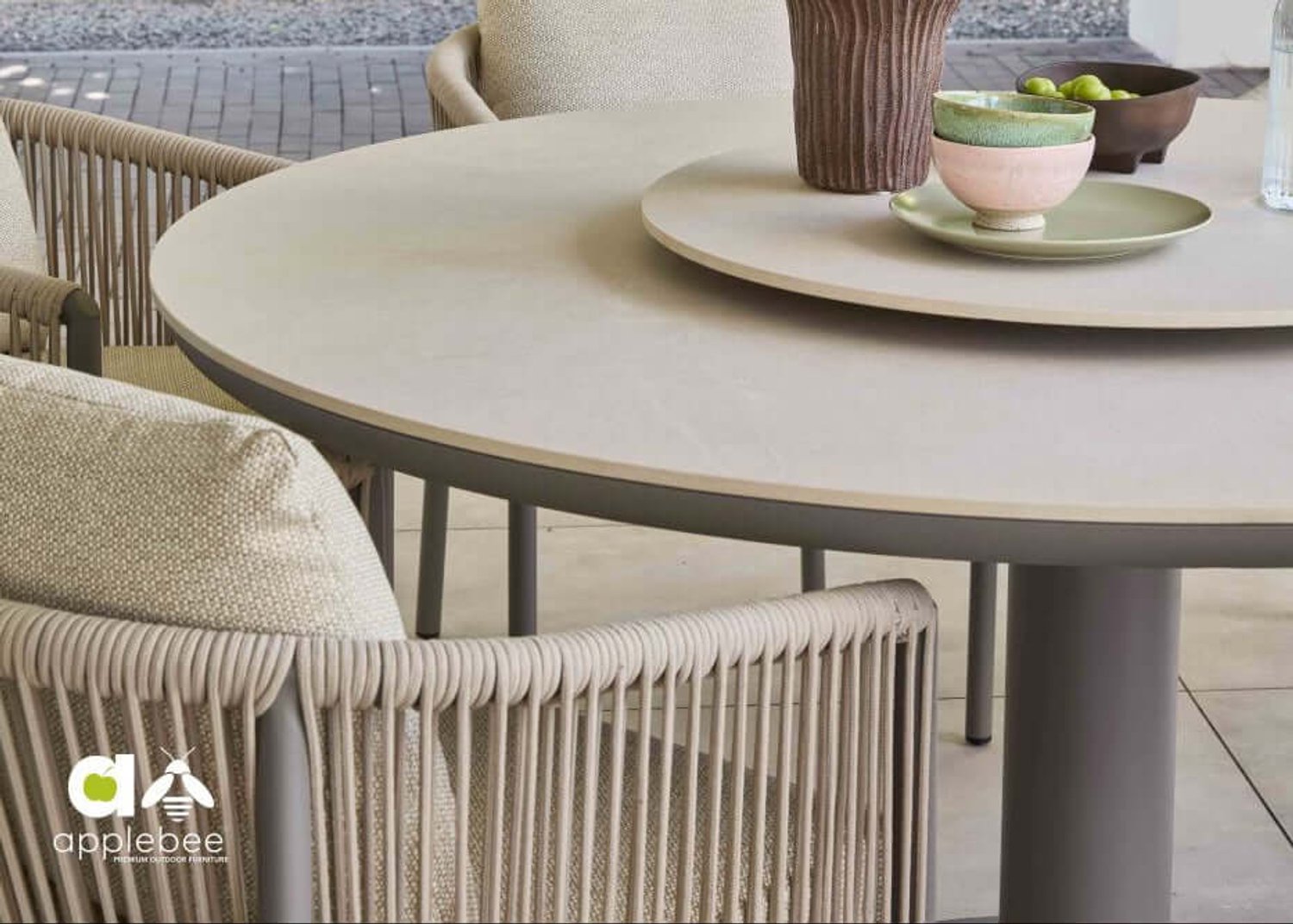 Apple Bee Melville Table de jardin dining - Ø140 cm - Sintered Stone Gris