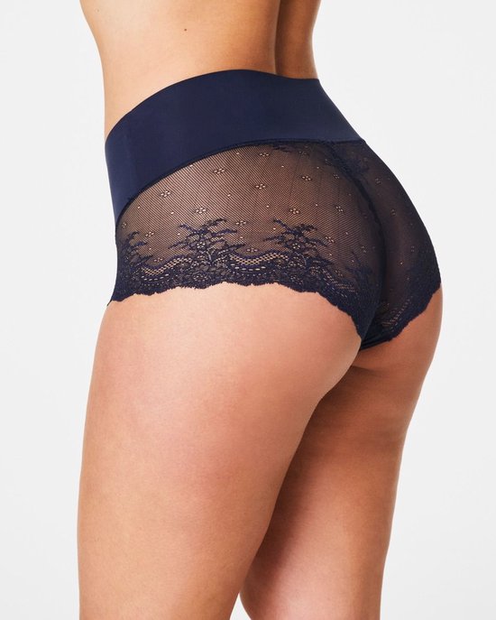 Donkerblauwe slip met hoge taille en kanten achterkant met bloemendetail.