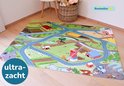 Overzicht van een zachte boerderijspeelmat met wegen, dieren en een windmolen in een kinderkamer.