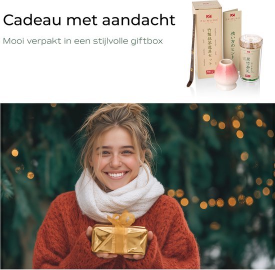 Vrouw met witte sjaal en roestkleurige trui houdt een gouden cadeau vast voor een verlichte kerstboom.