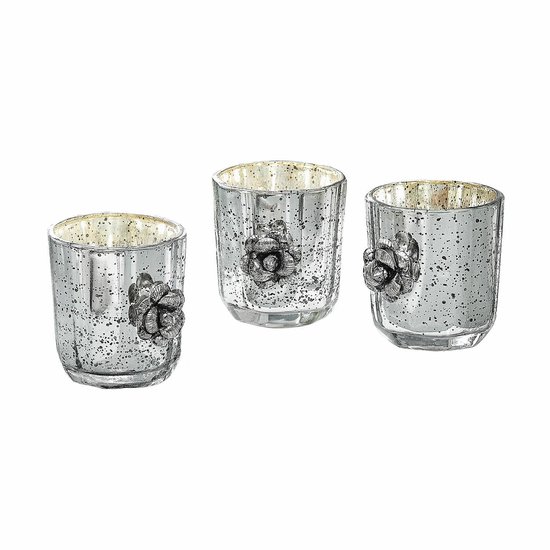 Set van drie zilverkleurige glazen theelichthouders met een verweerd effect en een decoratieve bloem aan de zijkant.