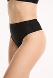 Zijaanzicht van een model met een zwarte, naadloze high-waist string.