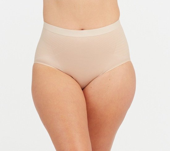Beige corrigerende slip met hoge taille, naadloos ontwerp met gestructureerde zijpanelen.