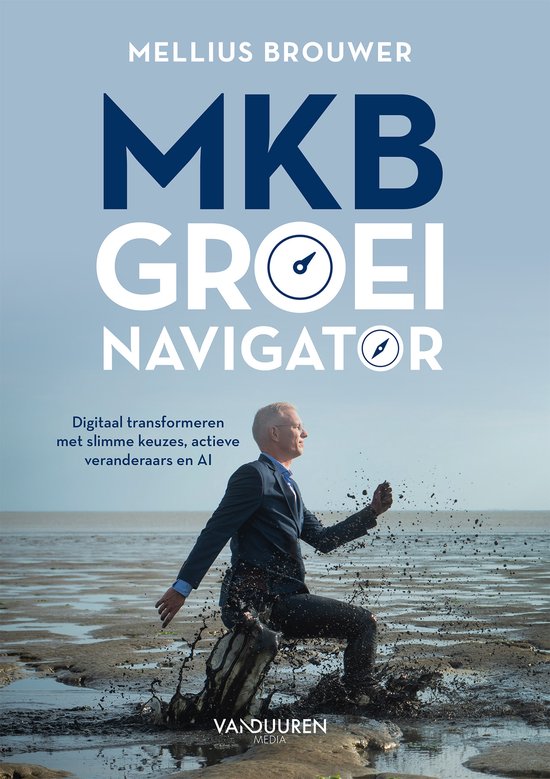 Boekomslag MKB Groeinavigator met een man in pak die door modderwater rent op een grijs strand.