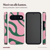 Verschillende aanzichten van een roze hoesje met groene vormen: voor, achter en zijkant voor Google Pixel.