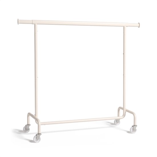 Eenvoudig, crème kleurig metalen kledingrek op vier witte wieltjes tegen een witte achtergrond.