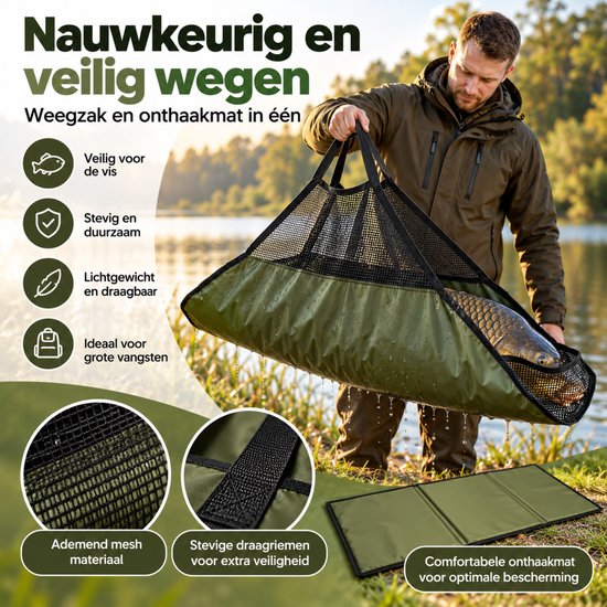 Visser houdt olijfgroene weegzak met vis boven het gras; set met weegzak en mat.