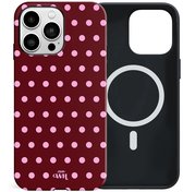 xoxo Wildhearts Polka Dots (Burgundy) - Double Layer - Magnetisch hoesje geschikt voor iPhone 15 Pro MagSafe - Hard case met stippenpatroon - Beschermhoes - Shockproof case - Stippatroon - Burgundy / Bordeauxrood