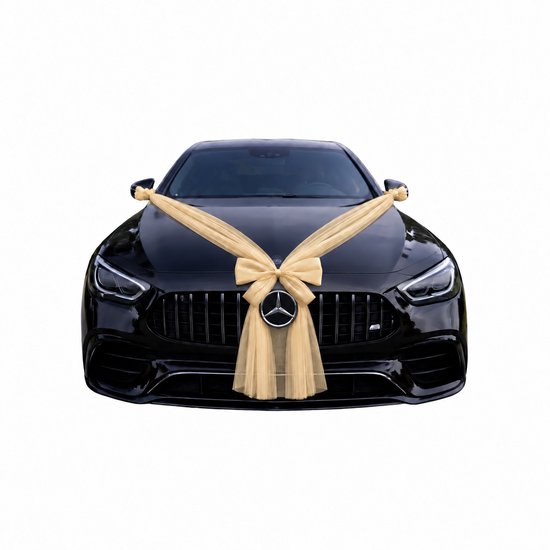 Zwarte Mercedes trouwauto versierd met een grote champagekleurige strik en tule linten op de motorkap.