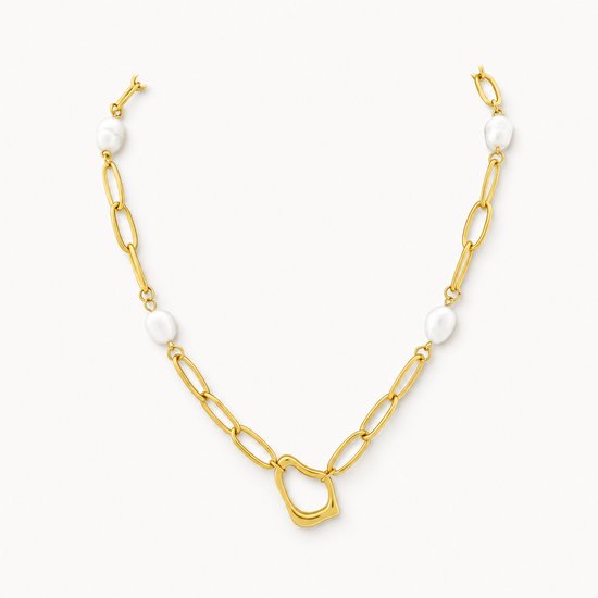 Goudkleurige ketting van roestvrij staal met schakels en witte zoetwaterparels, eindigend in een organische hanger.