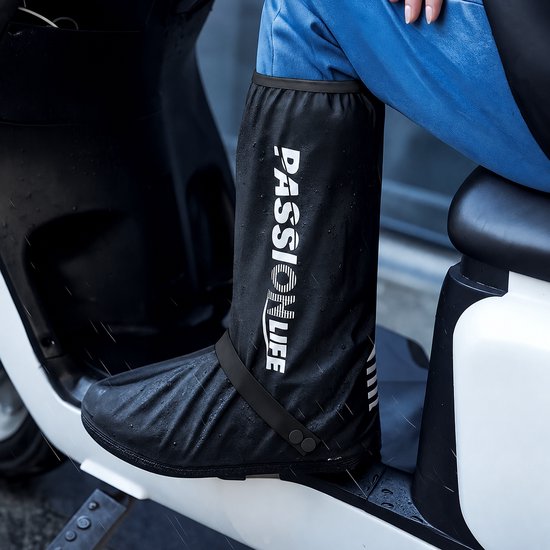 Zwarte overschoenen met 'PASSION LIFE' opdruk, regen druppels, enkelbandje met knopen.