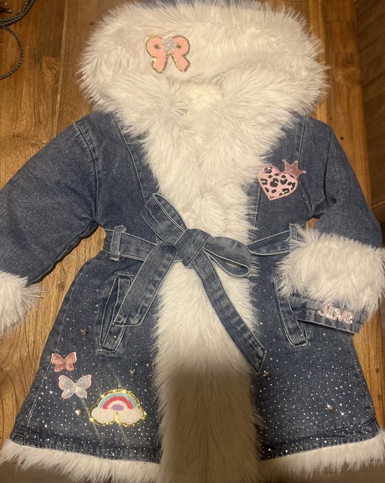 Denim jas met witte bontrand, strikdetail op de capuchon, hartpatches en vlinders op de voorkant.