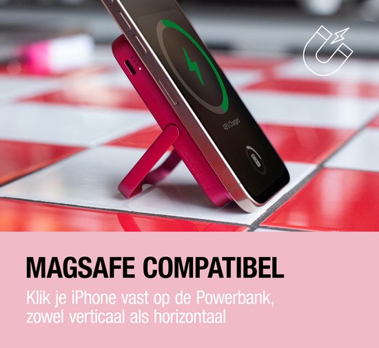 Roze powerbank met standaard, magnetisch bevestigd aan iPhone, laadt verticaal en horizontaal.