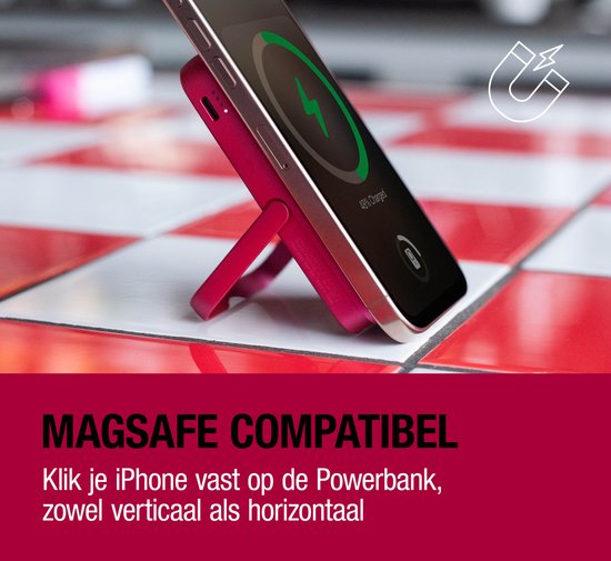 iPhone met MagSafe magnetisch bevestigd aan een rode powerbank met standaard.