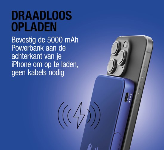 Blauwe powerbank van 5000 mAh draadloos magnetisch aan iPhone bevestigd.