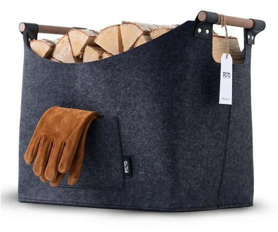 Donkergrijze vilten houtmand met bruine leren handvatten, een voorvak met een bruine leren handschoen en gevuld met houtblokken.
