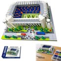 Model van het Bernabéu Stadion, inclusief doos met het opschrift 'Bernabeu Stadium', op een houten tafel.