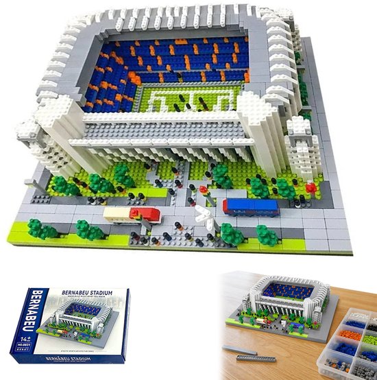 Model van het Bernabéu Stadion, inclusief doos met het opschrift 'Bernabeu Stadium', op een houten tafel.
