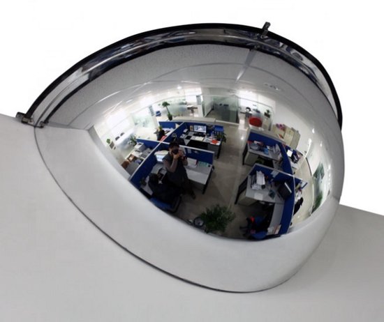 Halve bolvormige spiegel met een diameter van 60 cm, die een 180° weerspiegeling biedt van een kantooromgeving.