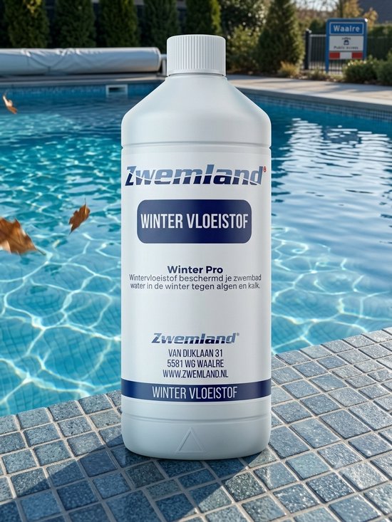 Fles Zwemland Winter Vloeistof bij een zwembad.