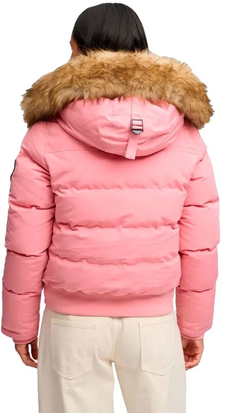 Achterkant van een roze Superdry gewatteerde bomberjas met capuchon en imitatiebontrand.