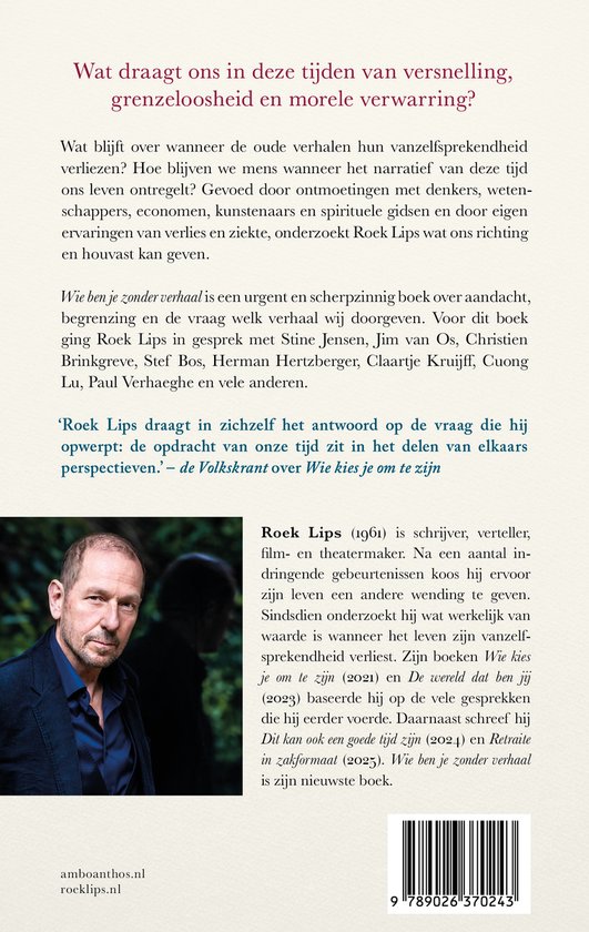 Een man met een grijze baard en grijs haar, die een zwart overhemd draagt, kijkt naar links. Tekst over Roek Lips.