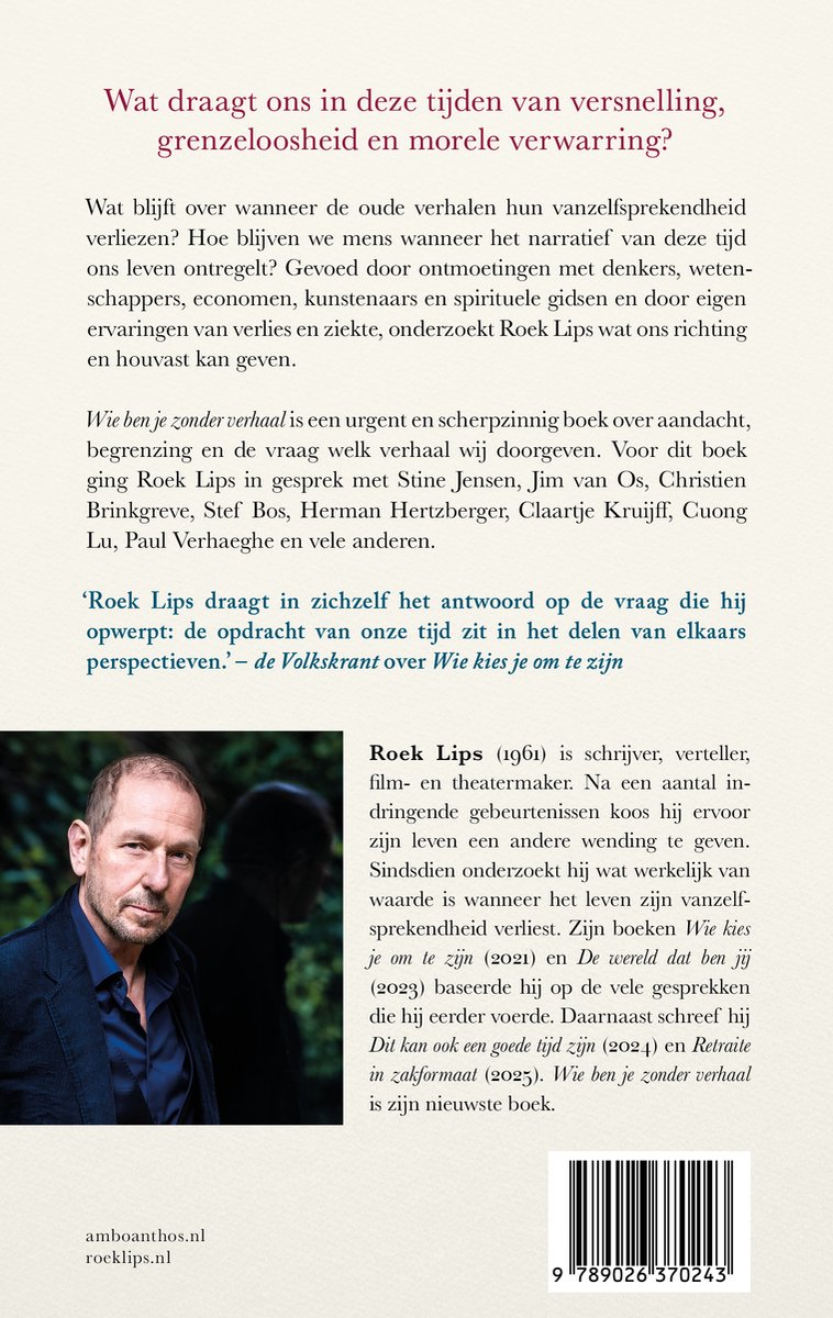 Een man met een grijze baard en grijs haar, die een zwart overhemd draagt, kijkt naar links. Tekst over Roek Lips.
