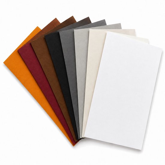 Een waaier van tien vellen A4-karton in verschillende donkere tinten: oranje, rood, bruin, zwart, donkergrijs, lichtgrijs, crème en wit.
