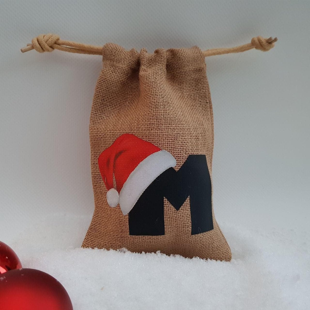 Jute kerst zakje - letter M - cadeauzakje, snoepjes, vullen, kerst, christmas, kerstmis, xmas, x-mas