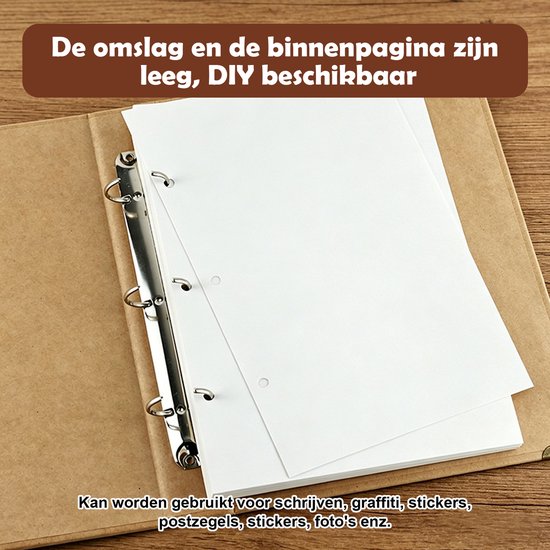 Open bruin fotoalbum met witte ringbandpagina's voor schrijven, graffiti, stickers en foto's.