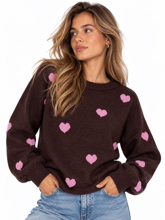 Bruine trui met een all-over print van pastelroze hartjes, lange mouwen en een ronde hals.