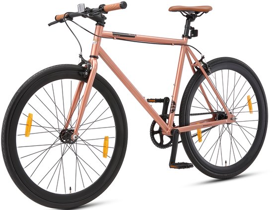 Koperkleurige damesfiets met bruin zadel en handvatten, en zwarte velgen.