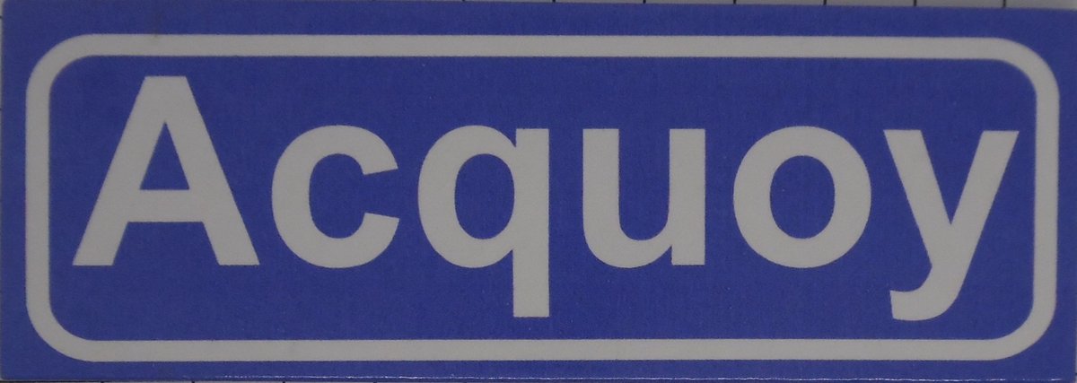 Souv© - koelkast magneet - plaatsnaam bord - kombord - souvenir - koelkastmagneetje - relatiegeschenk Acquoy