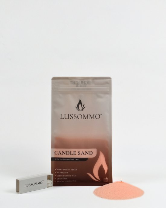 Lussommo kaarsenzand in lichtoranje kleur in een zak met productinformatie en losse lonten ernaast.