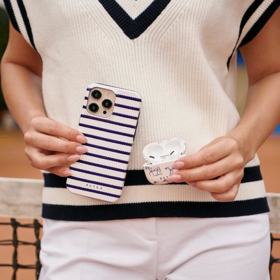 Iemand draagt een Burga hoesje met marineblauwe strepen en een bijpassend AirPods hoesje met paardenprint.