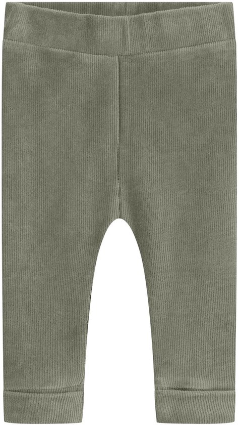 Licht kaki groene velours babybroek met elastische tailleband en omgeslagen boorden aan de enkels.