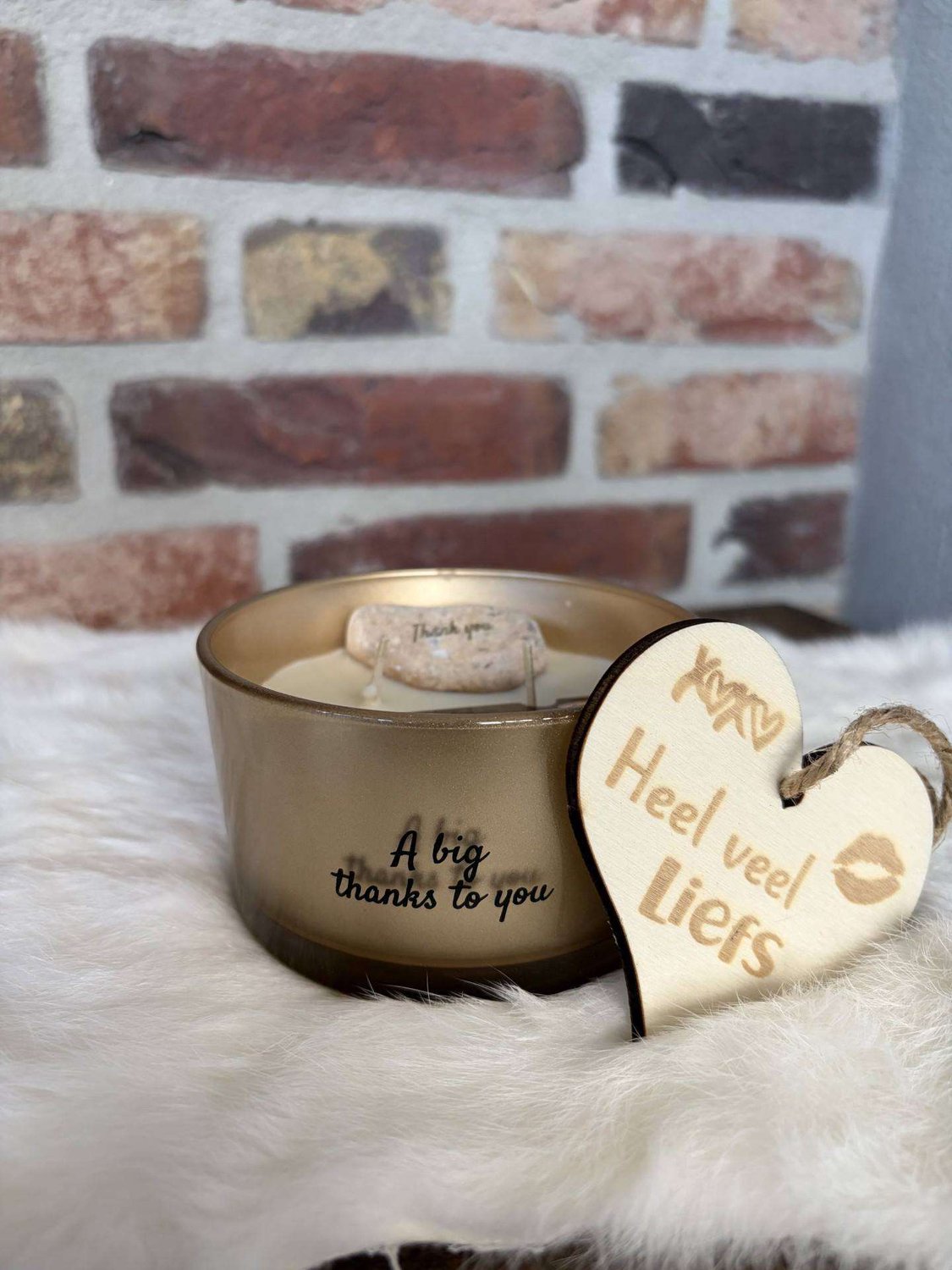 Creaties van hier SOJAKAARS - A BIG THANKS TO YOU - GEUR: SILKY TONKA - 11x11x6 cm - 50 uur - met houten hartje