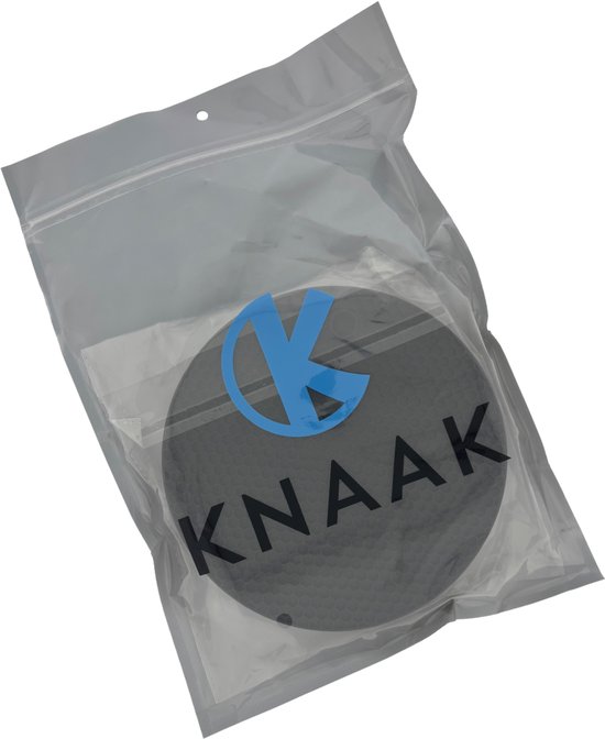 Zwarte, ronde Knaak pannenonderzetter van rubber met honingraatstructuur, verpakt in doorzichtig plastic.